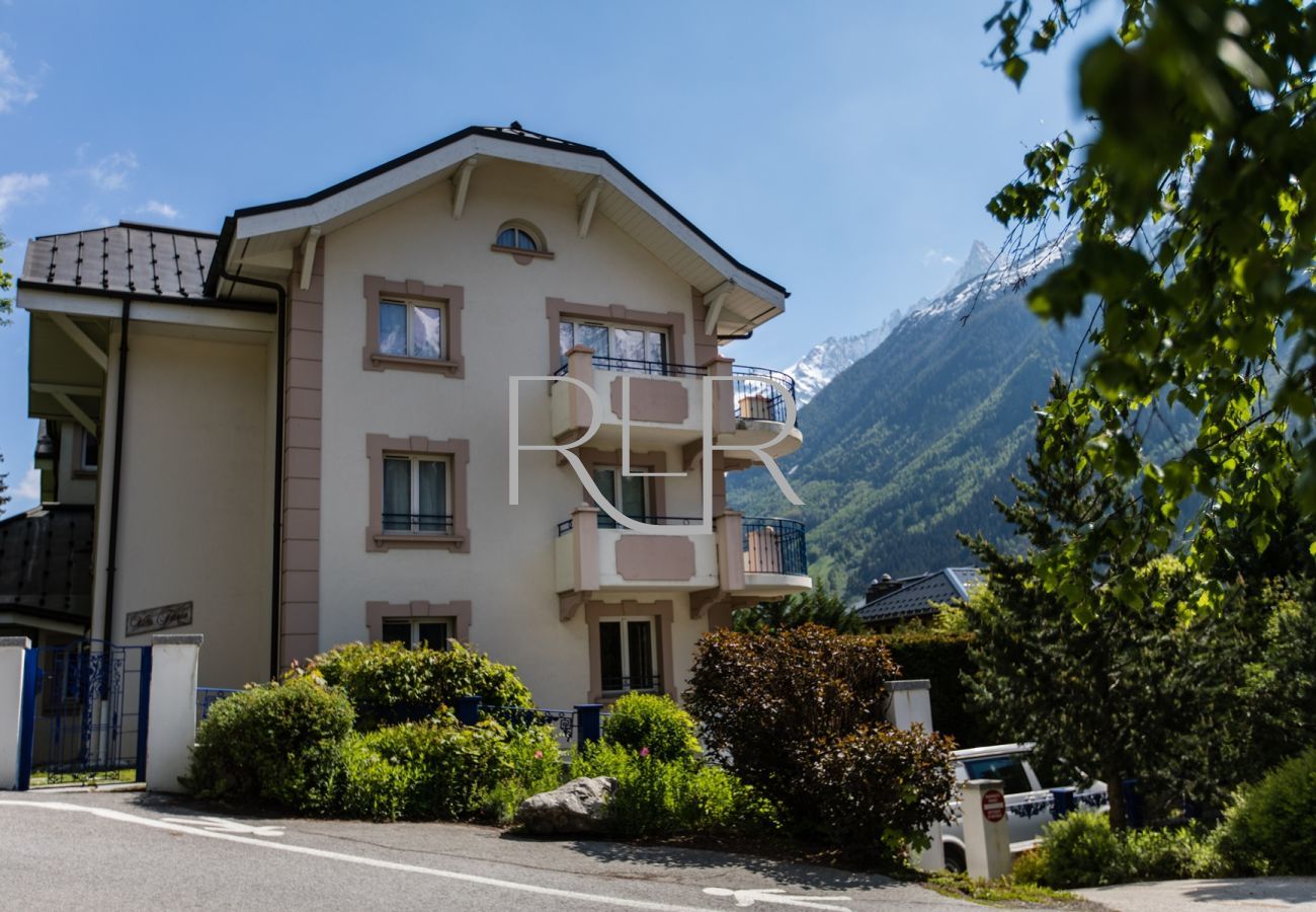 There is an entrance to Residence Villa Floria with access to the underground parking
