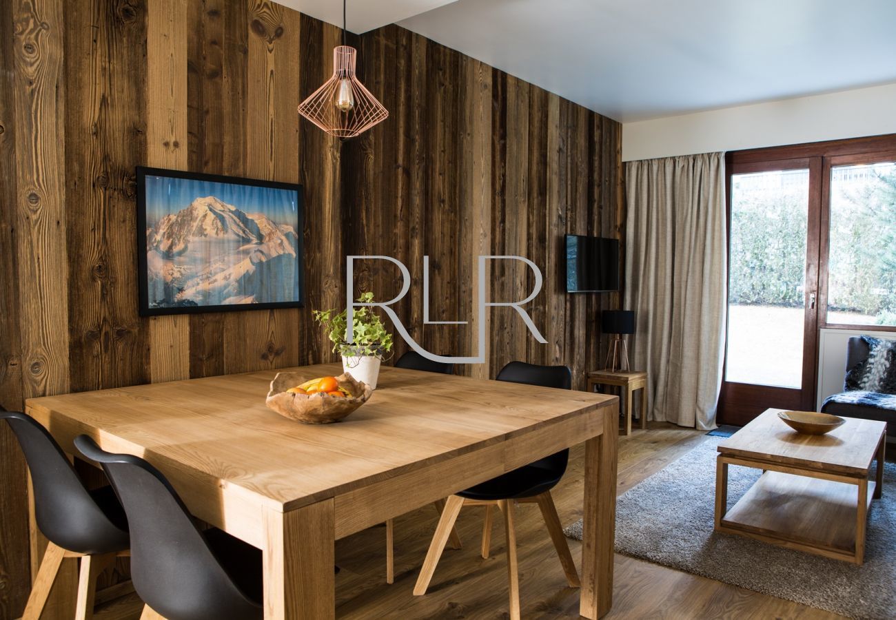 Brevent 2 has a generous dining table for 4 people