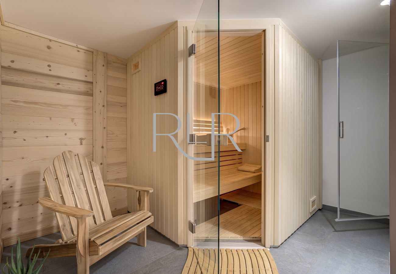 At Planards 2, there is a sauna for deep heat relaxation, with an adjacent shower