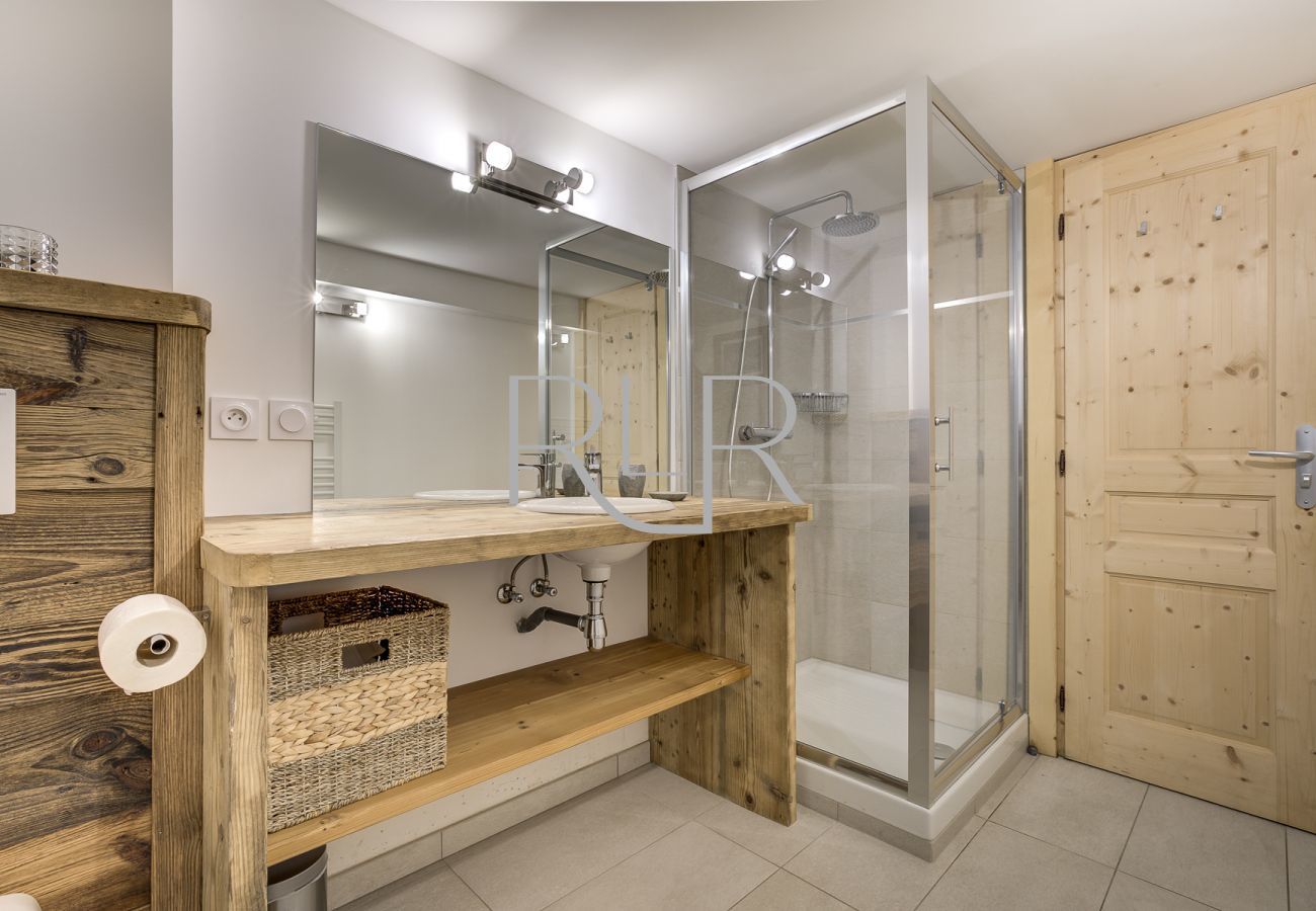 Bedroom 5 of Planards 2 has an ensuite shower room with WC