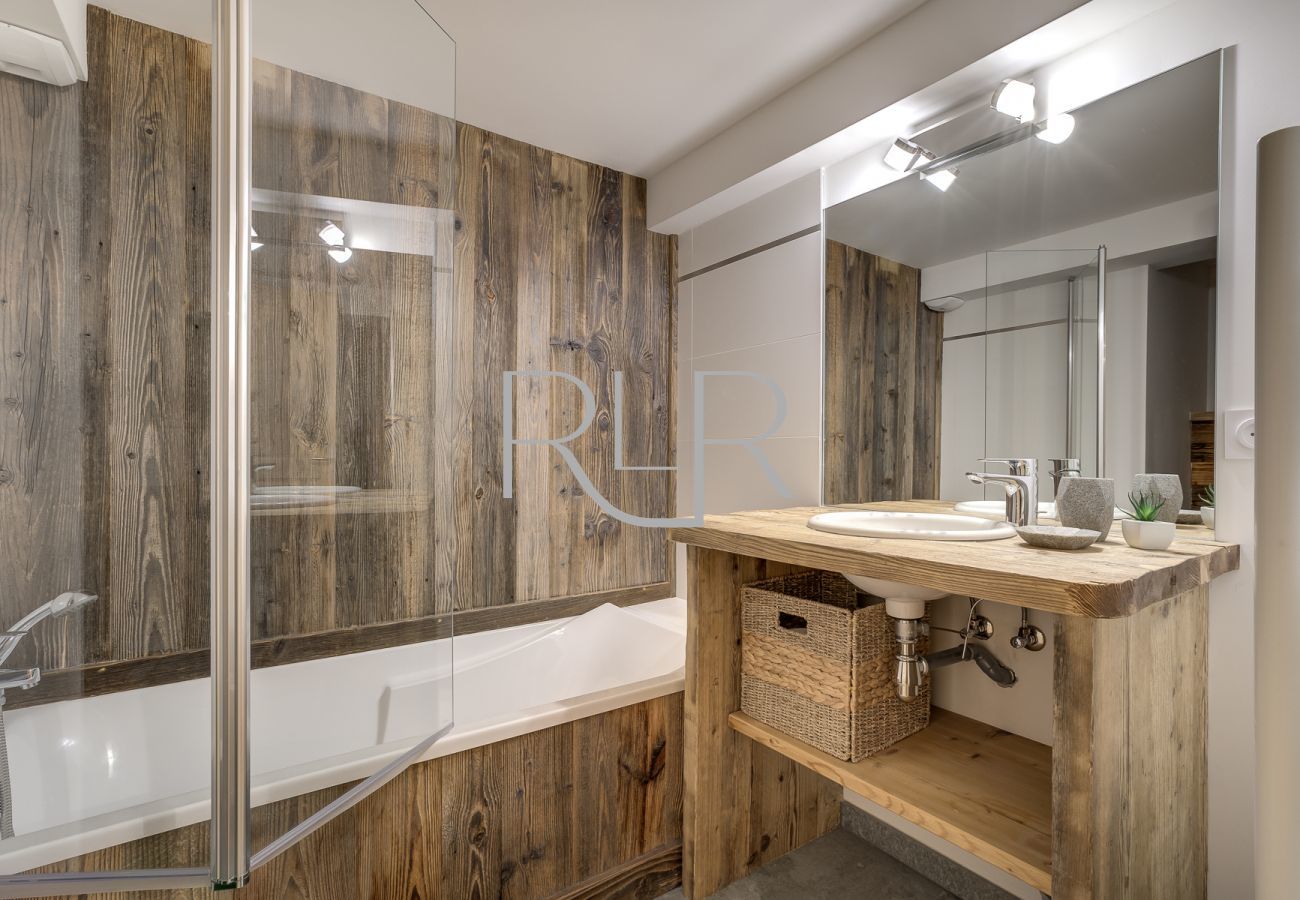In Planards 2, the ensuite bathroom to Bedroom 4 has a  separate shower, and WC