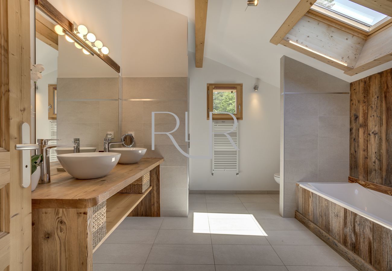 The ensuite bathroom to Bedroom 1 of Planards 2 has a separate shower and twin basins