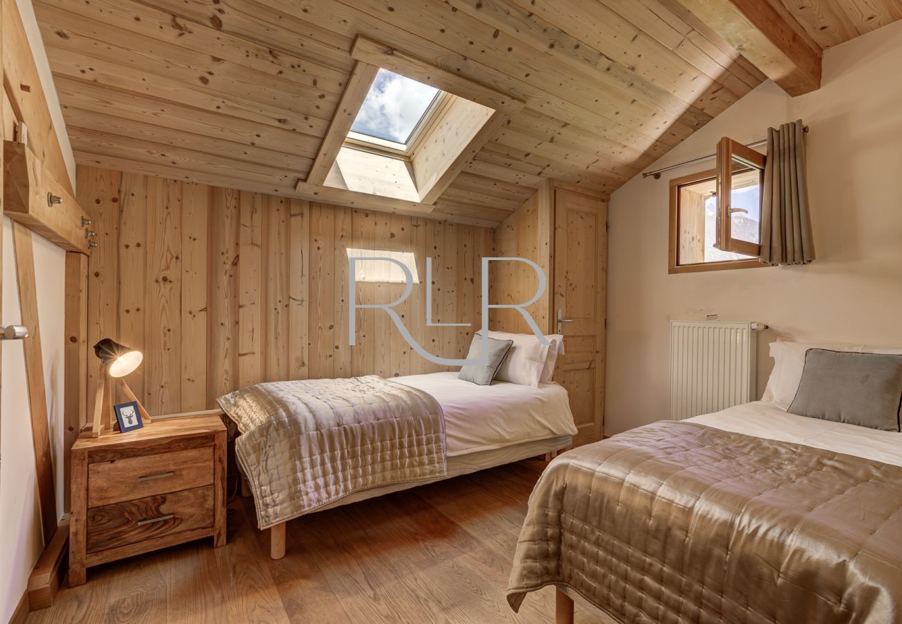 Bedroom 3 of Planards 2 is a  twin room with an ensuite shower room with WC