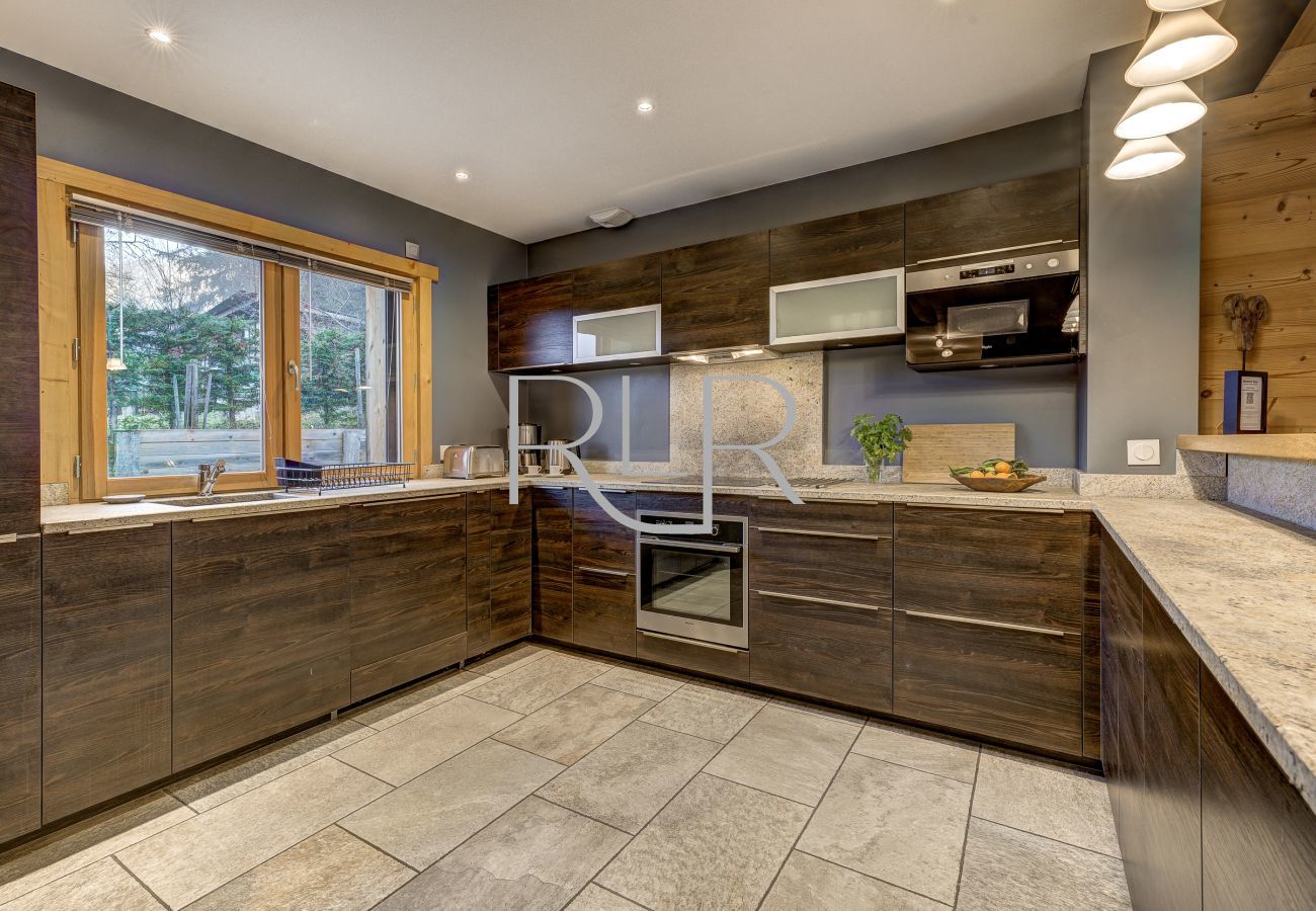 Planards 2 has a kitchen with granite worktops.
