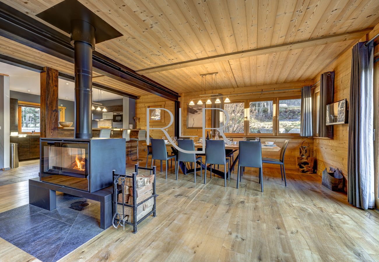 Planards 2 has traditional chalet features.