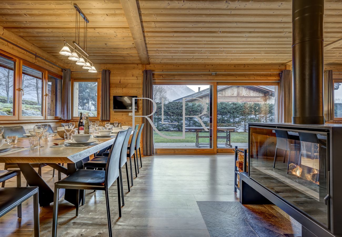 Planards 2 has a large dining table seating 10 people.