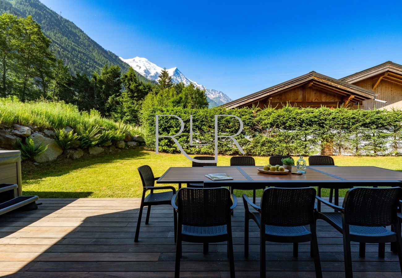This chalet has a wooden terrace with mountain views