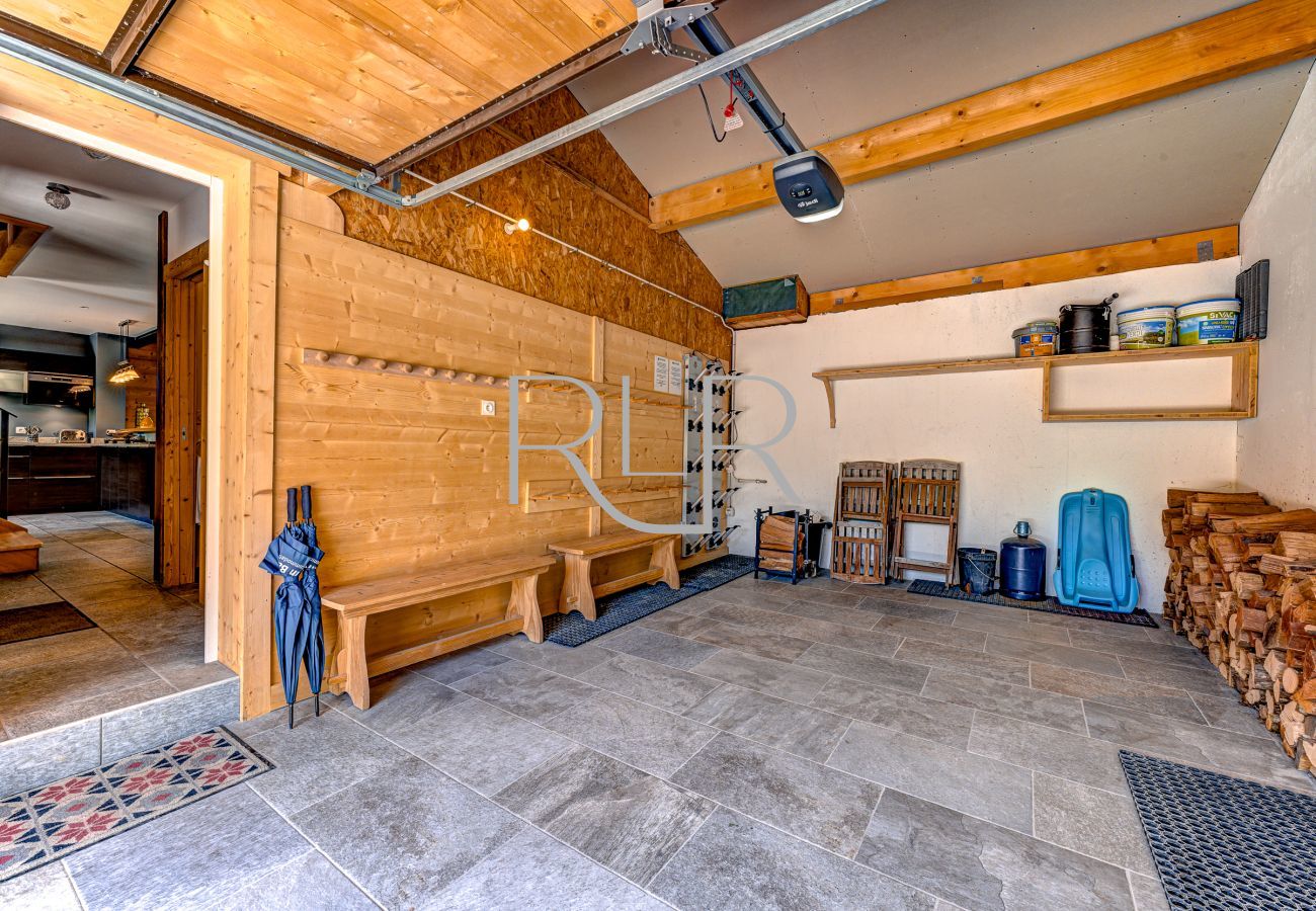 Planards 2 has a garage for 1 car and with ski rack and boot driers