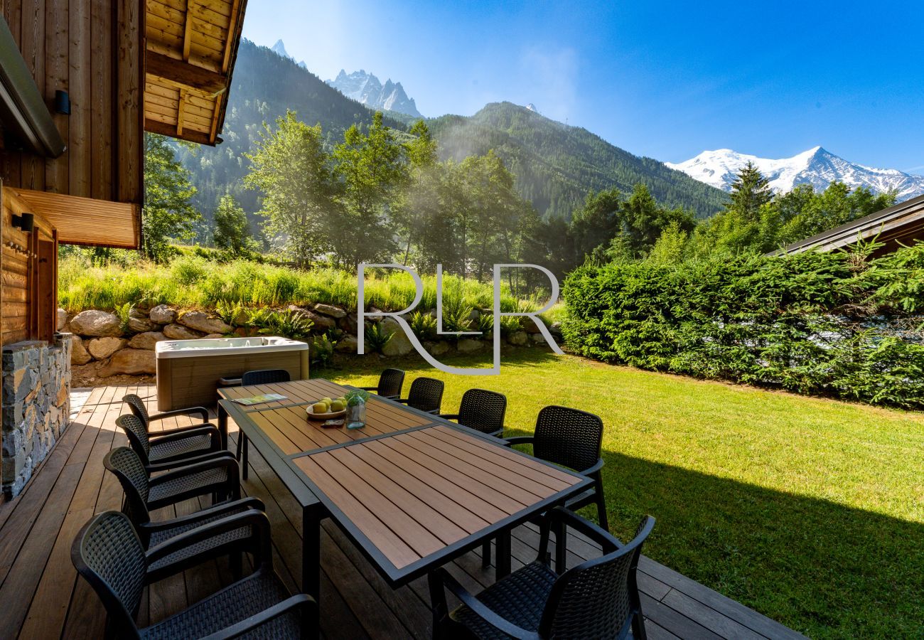 This chalet has a garden with hot tub and views of the mountains