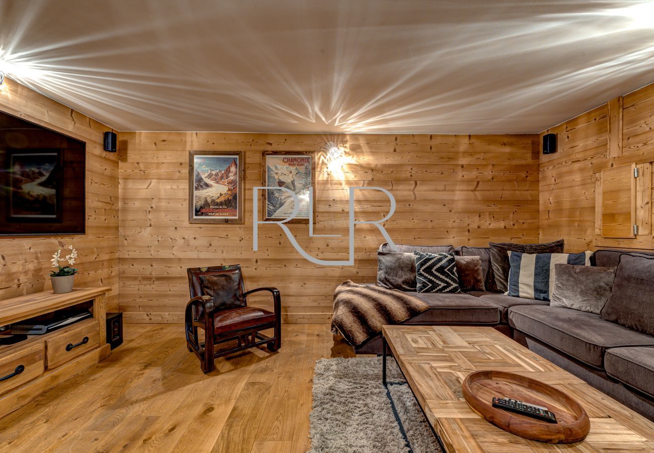 The chalet has a television room with Smart TV
