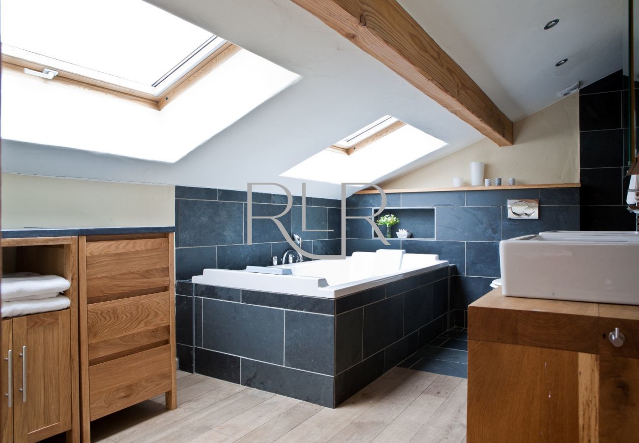 The ensuite bathroom to Bedroom 1 in Chalet les Favrands has a separate shower and twin basins