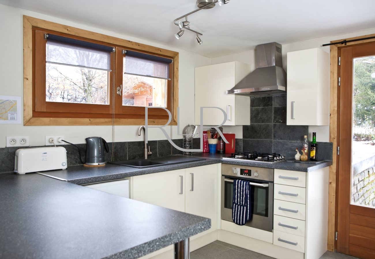 The apartment of Chalet Favrands has a kitchen with breakfast bar