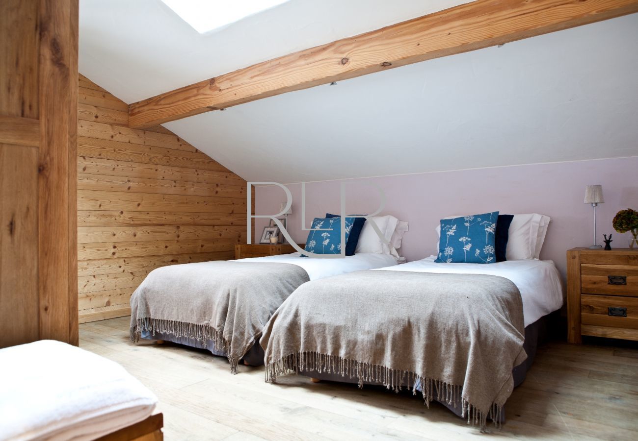 Bedroom 3 of Chalet les Favrands is a flexible double or twin room 