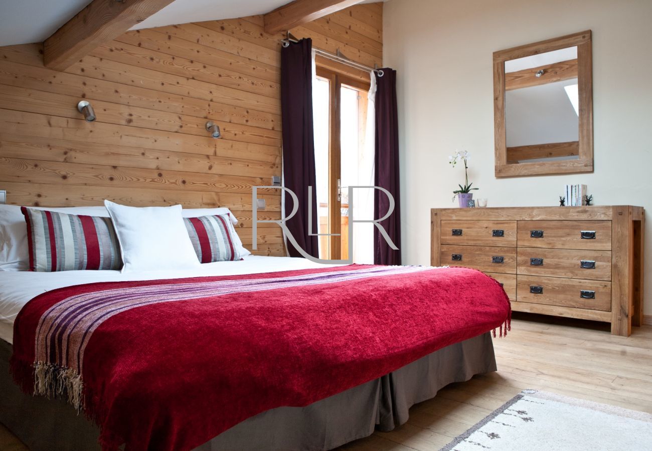 Bedroom 2 of Chalet les Favrands is a flexible double or twin room with a shared balcony
