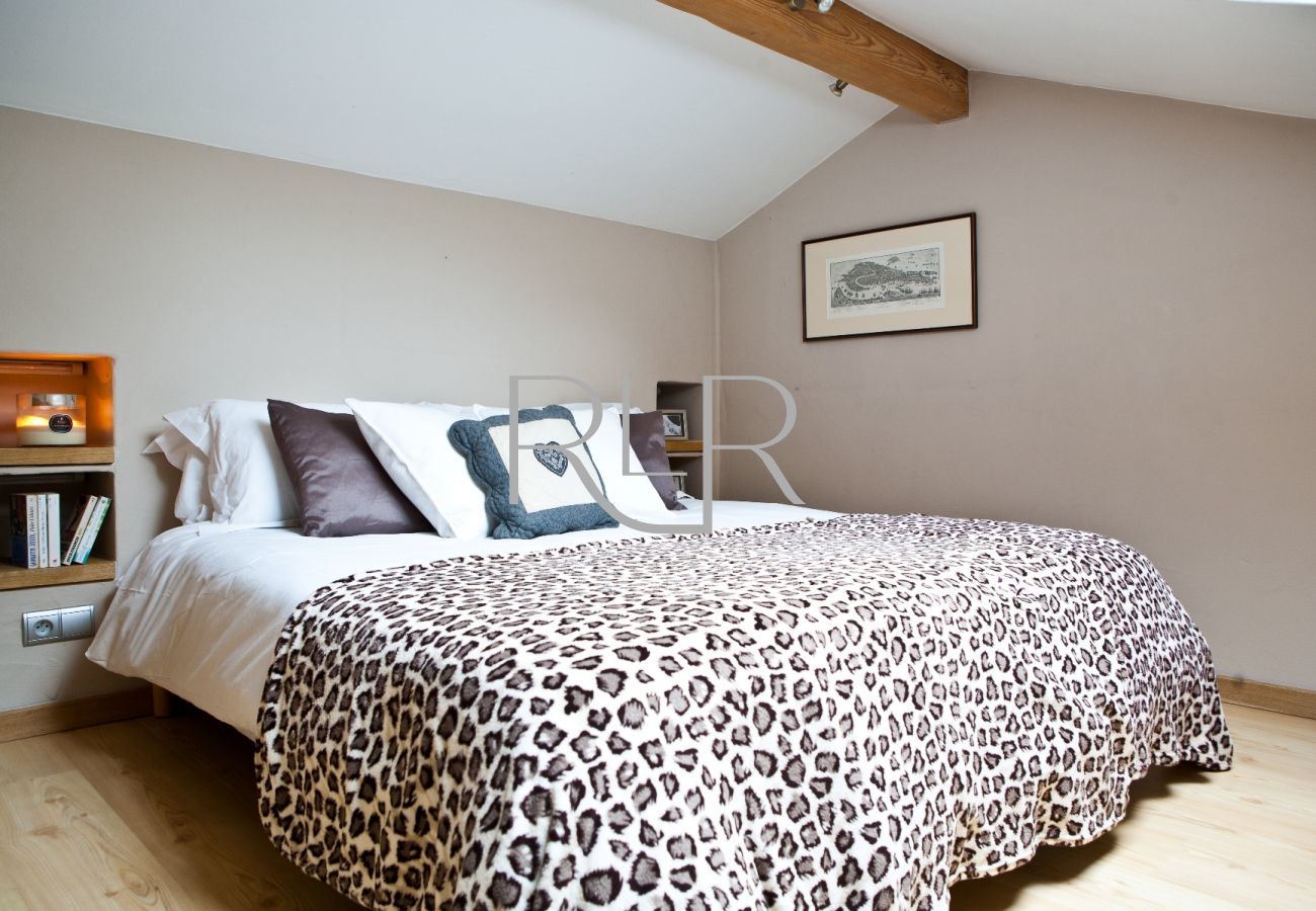 Bedroom 5of Chalet les Favrands is a flexible double or twin room accessed by ladder stair