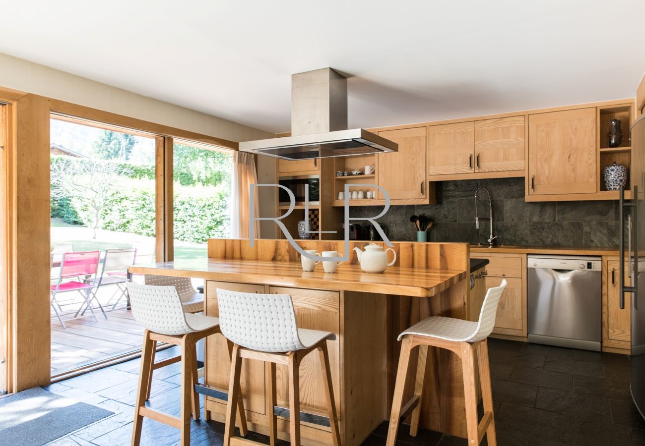 Chalet les Favrands has a fully equipped kitchen with island and bar stools