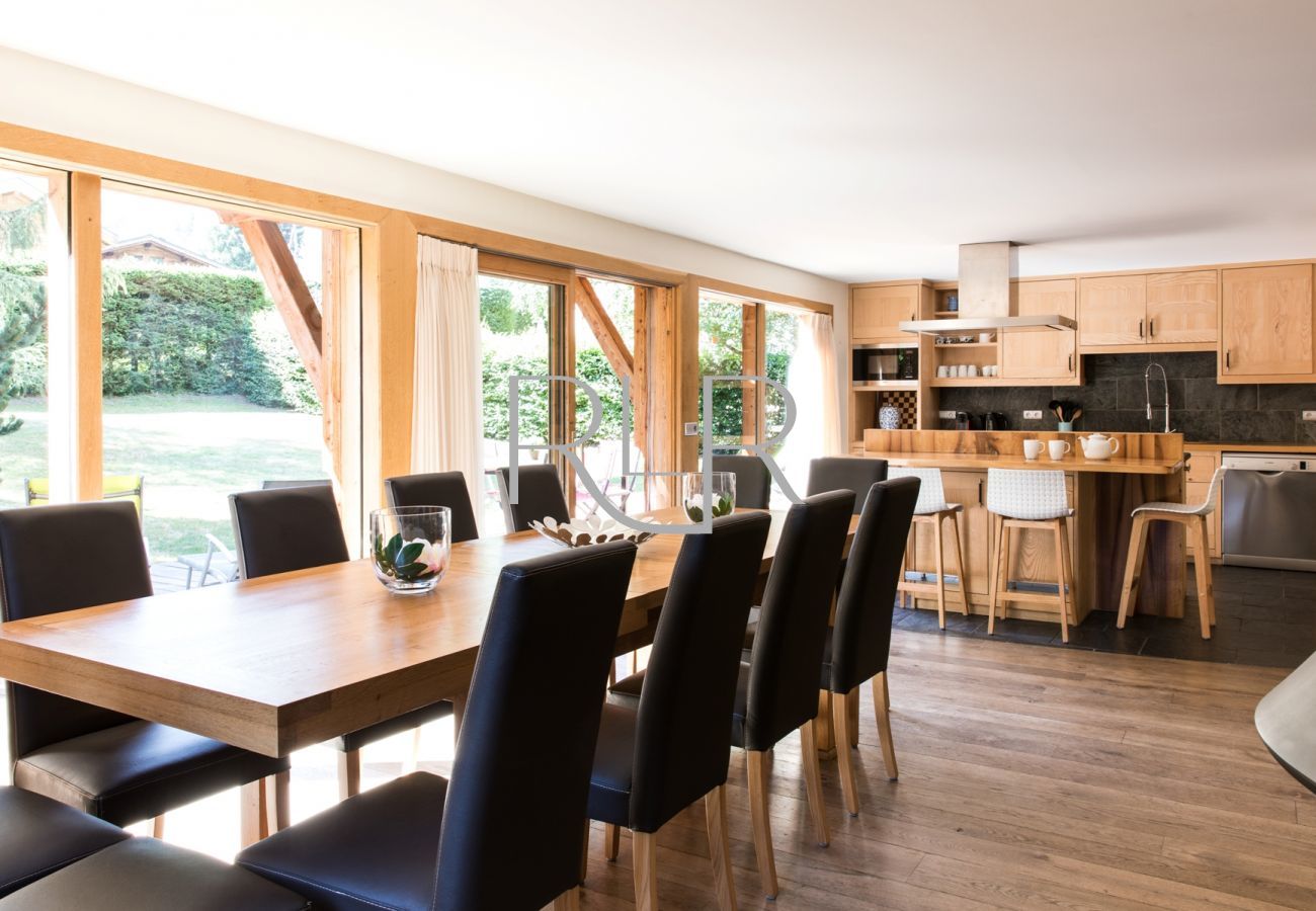 Chalet les Favrands has a bright, open plan living area