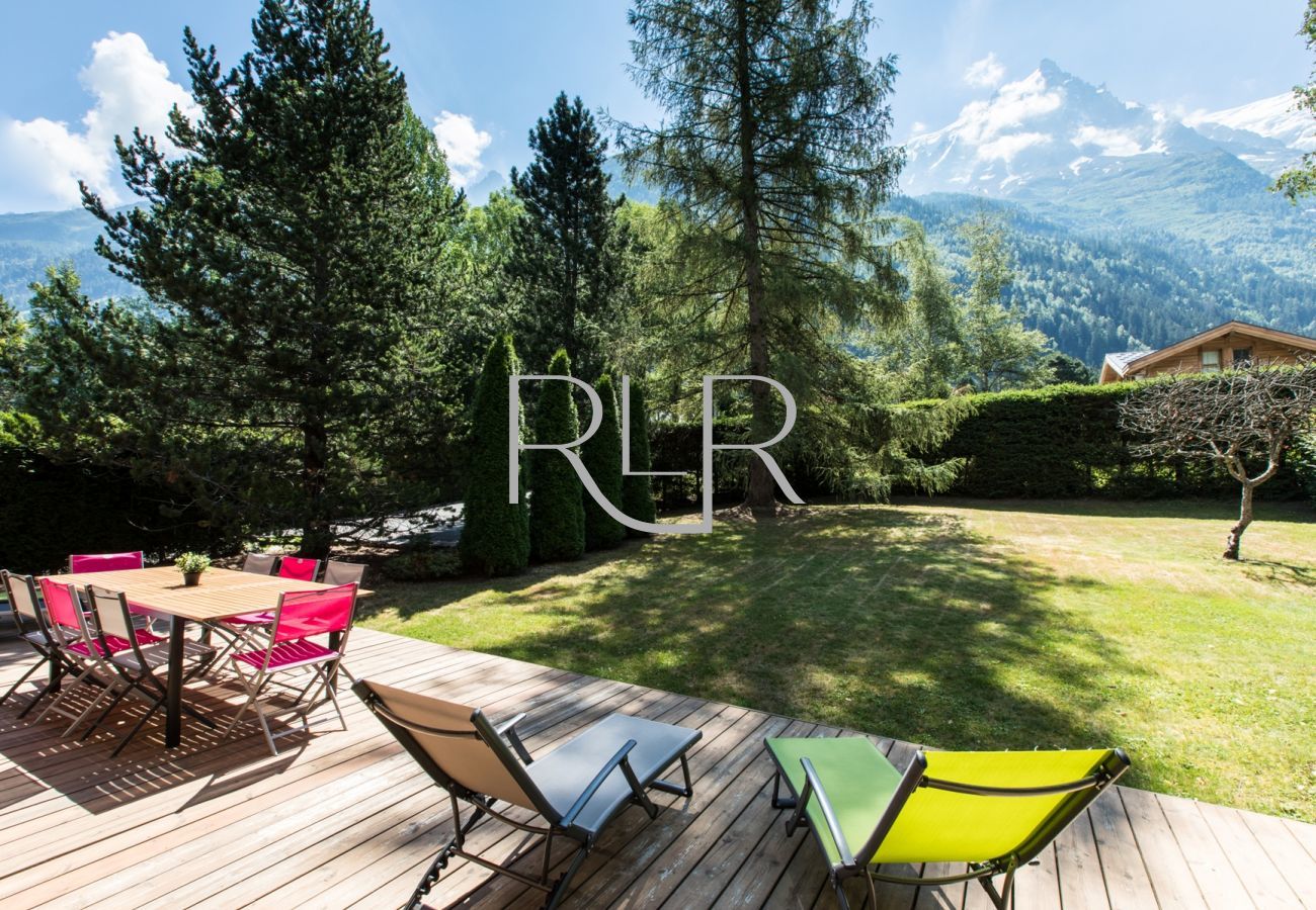 Chalet les Favrands has outside dining furniture and a BBQ for meals al fresco