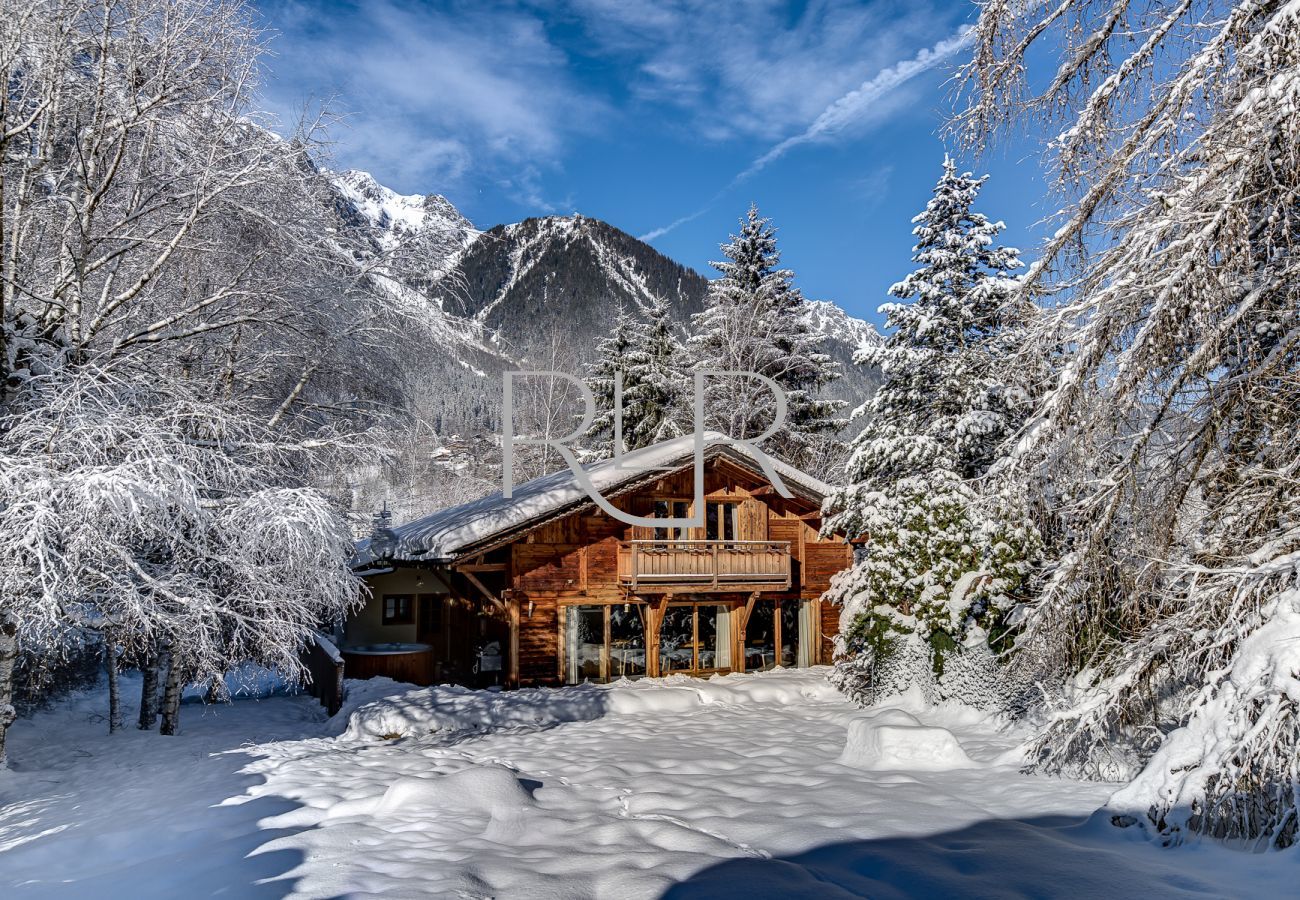 Chalet les Favrands is situated in a quiet, residential area and walkable to Chamonix town centre