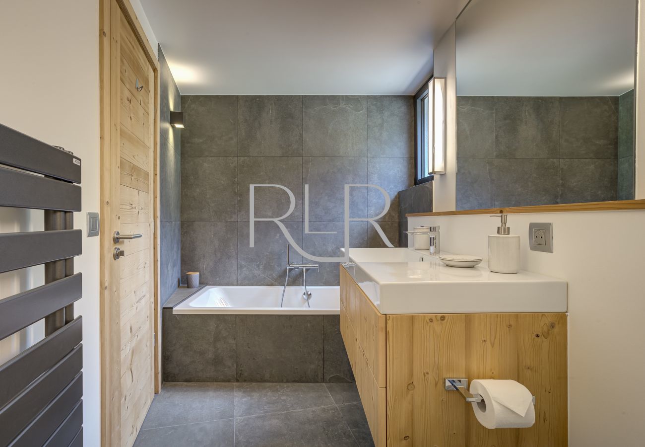 Ensuite bathroom to Bedroom 1  of Chalet Breitalps