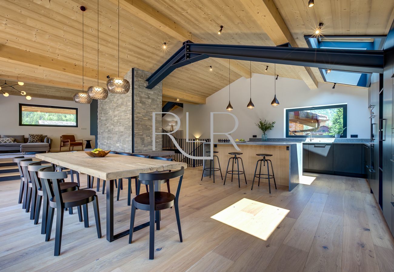 Chalet Breitalps has a large dining table comfortably seating 10