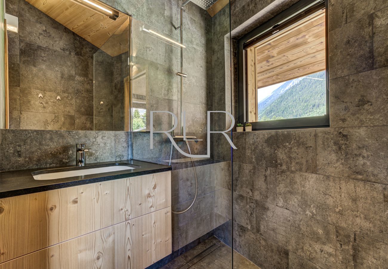 Bedroom 5 of Chalet Breitalps has an ensuite shower room