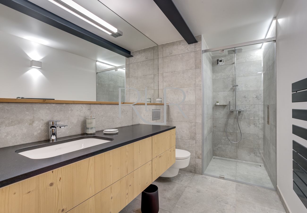 Chalet Breitalps has a shower room between Bedrooms 3 and 4  