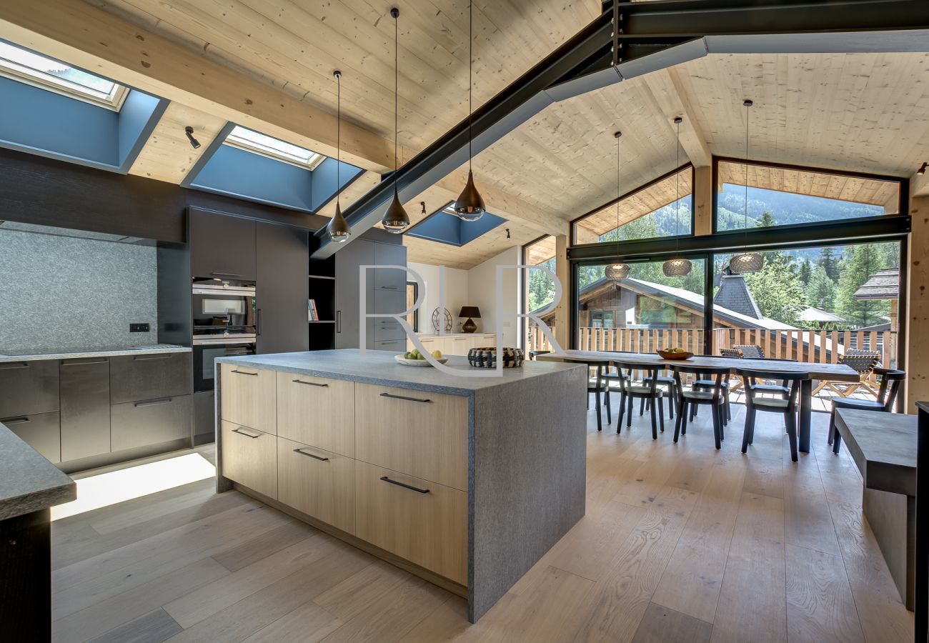 Chalet Breitalps has a kitchen with stone work surfaces and an island with stools 