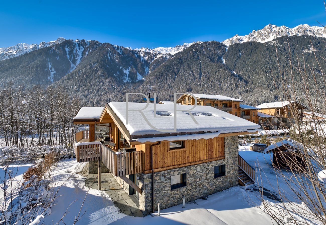 Chalet Breitalps catches winter sun on the balcony  