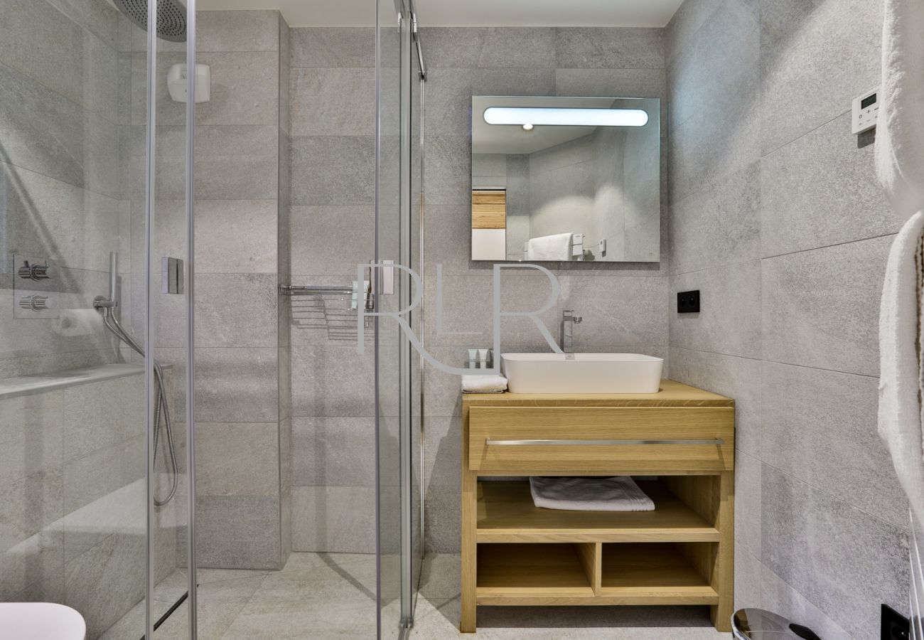 Bedroom 4 of Chalet Black Stone has an ensuite shower room with WC