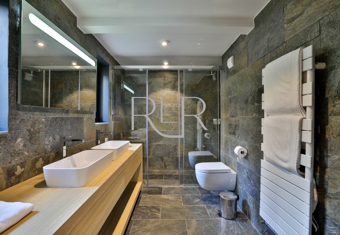 Bedroom 1 of Chalet Black Stone has an ensuite shower room
