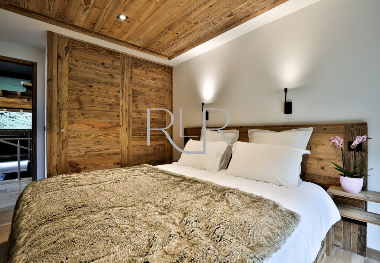 Bedroom 5 of Chalet Black Stone is a double room with ensuite 