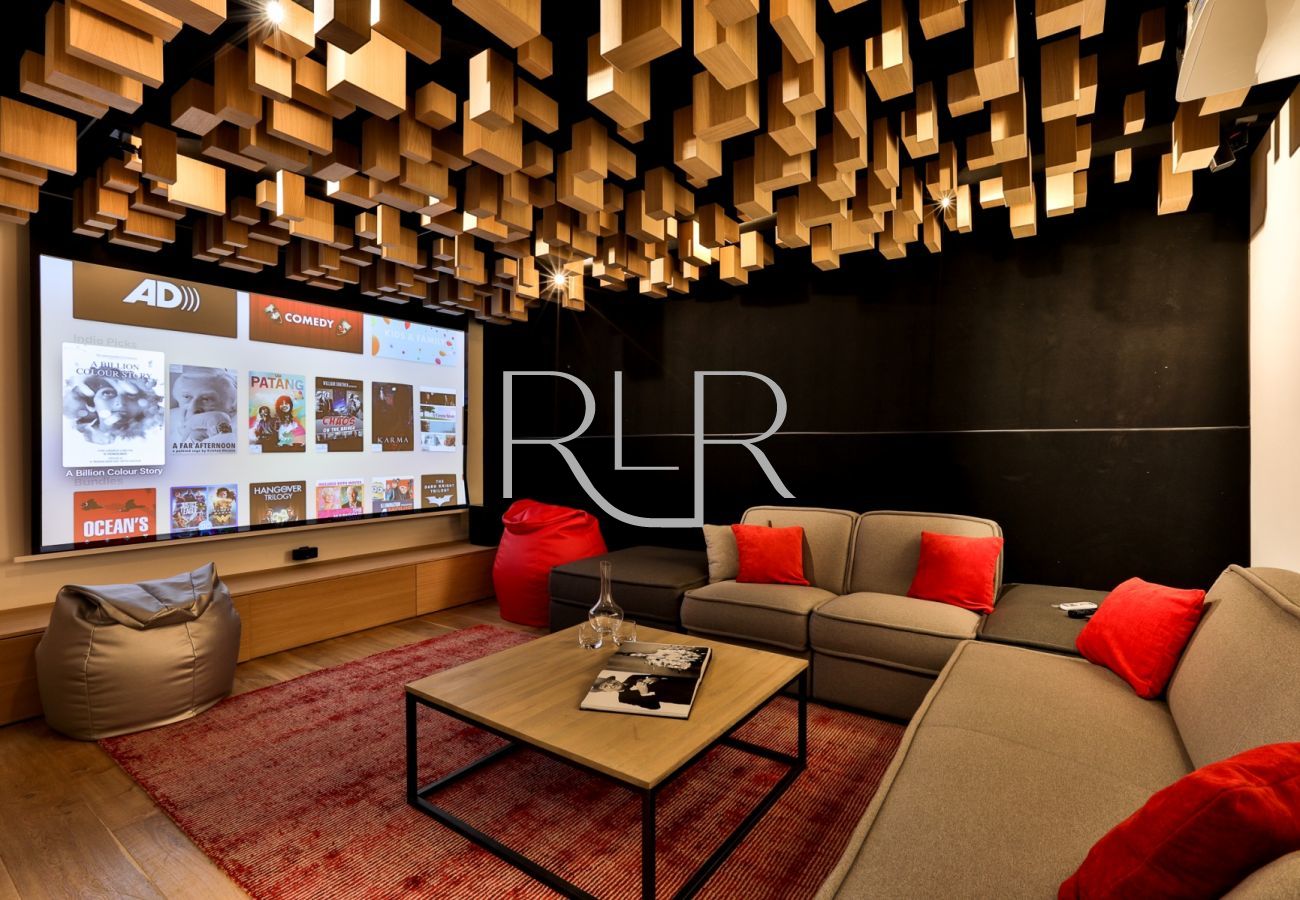 Chalet Black Stone has a cinema room with a bar