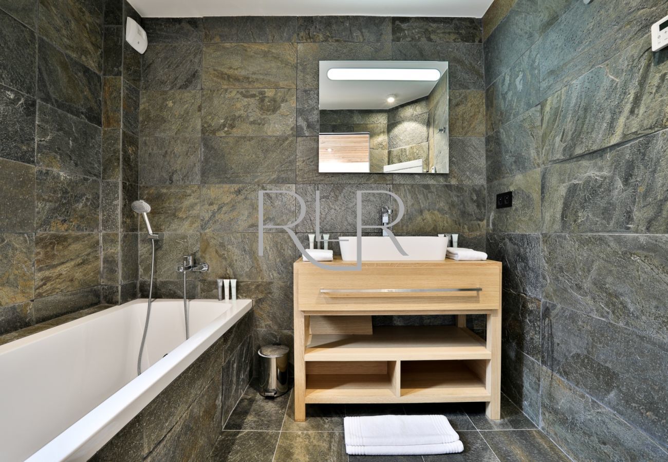 Bedroom 5 of Chalet Black Stone has an ensuite bathroom