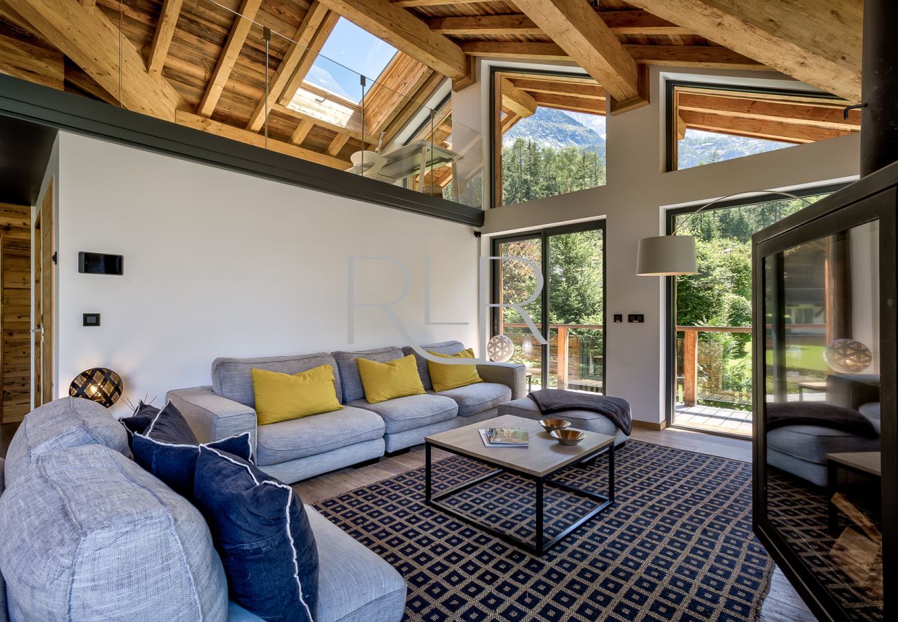 Chalet Black Stone has a comfortable lounge area with a log burner 