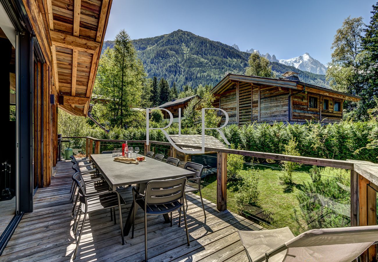 Chalet Black Stone has furniture and a BBQ for outdoor dining