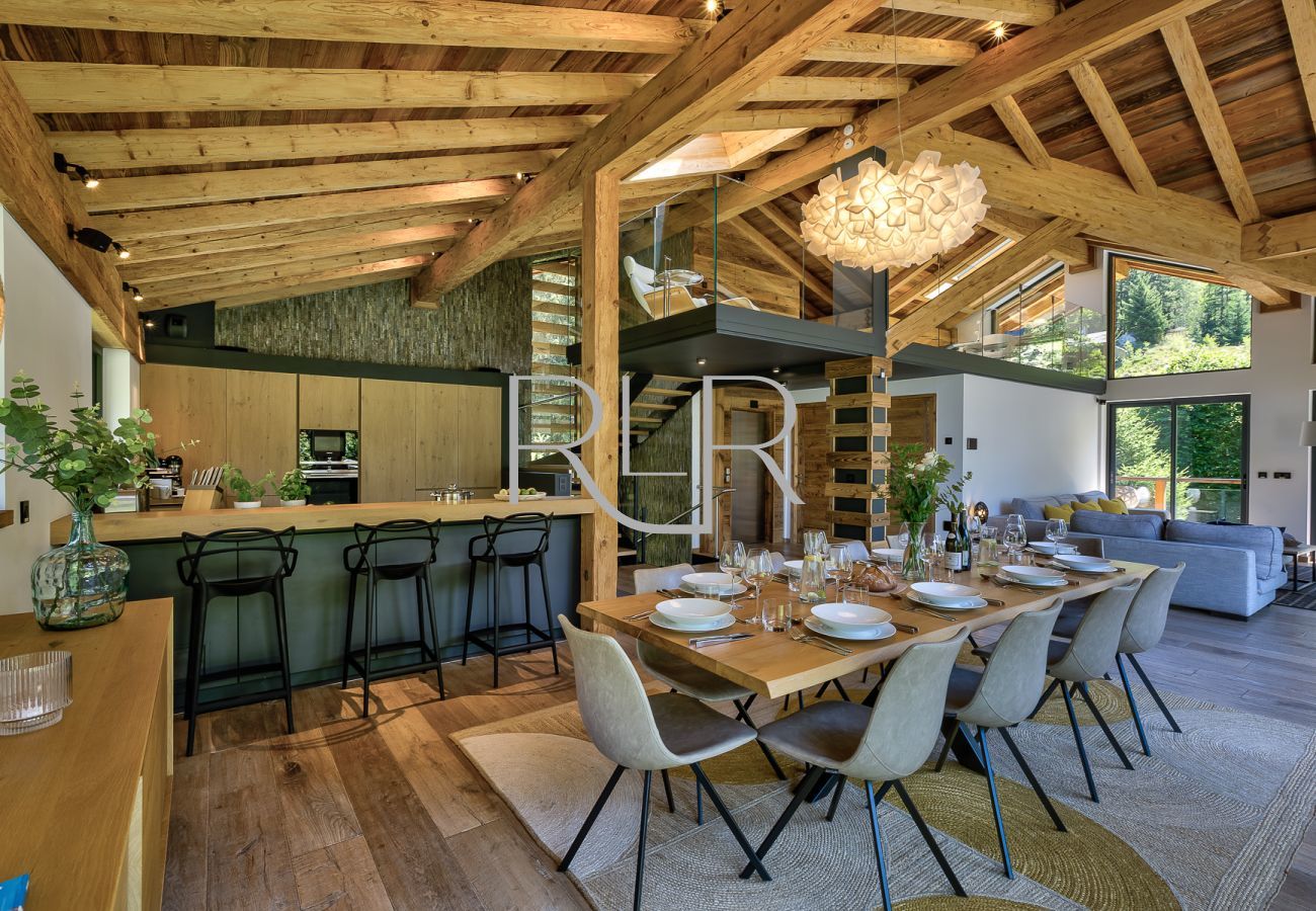 Chalet Black Stone has an open plan living area with double height