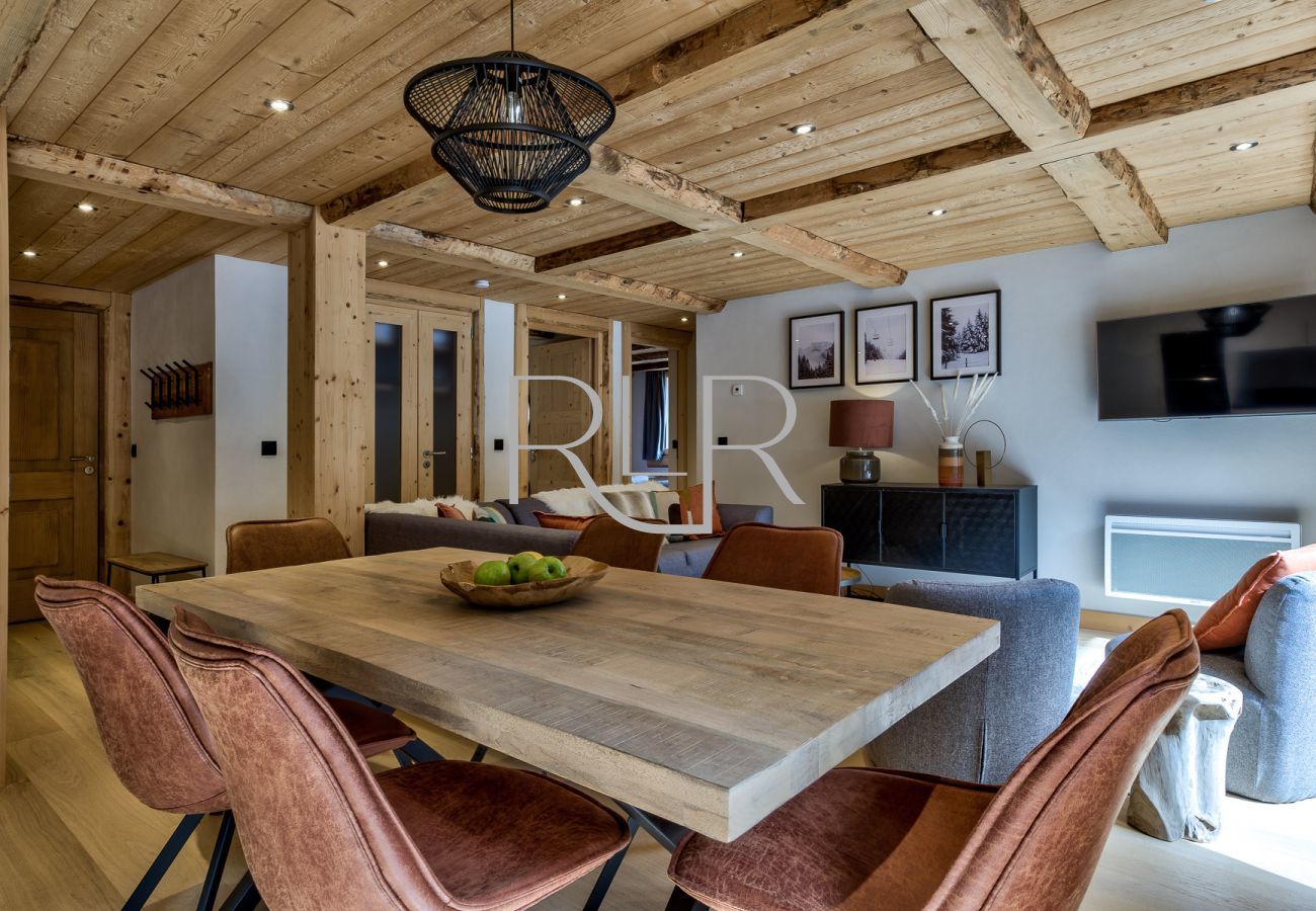 Blaitiere 14 has a dining table for 6 
