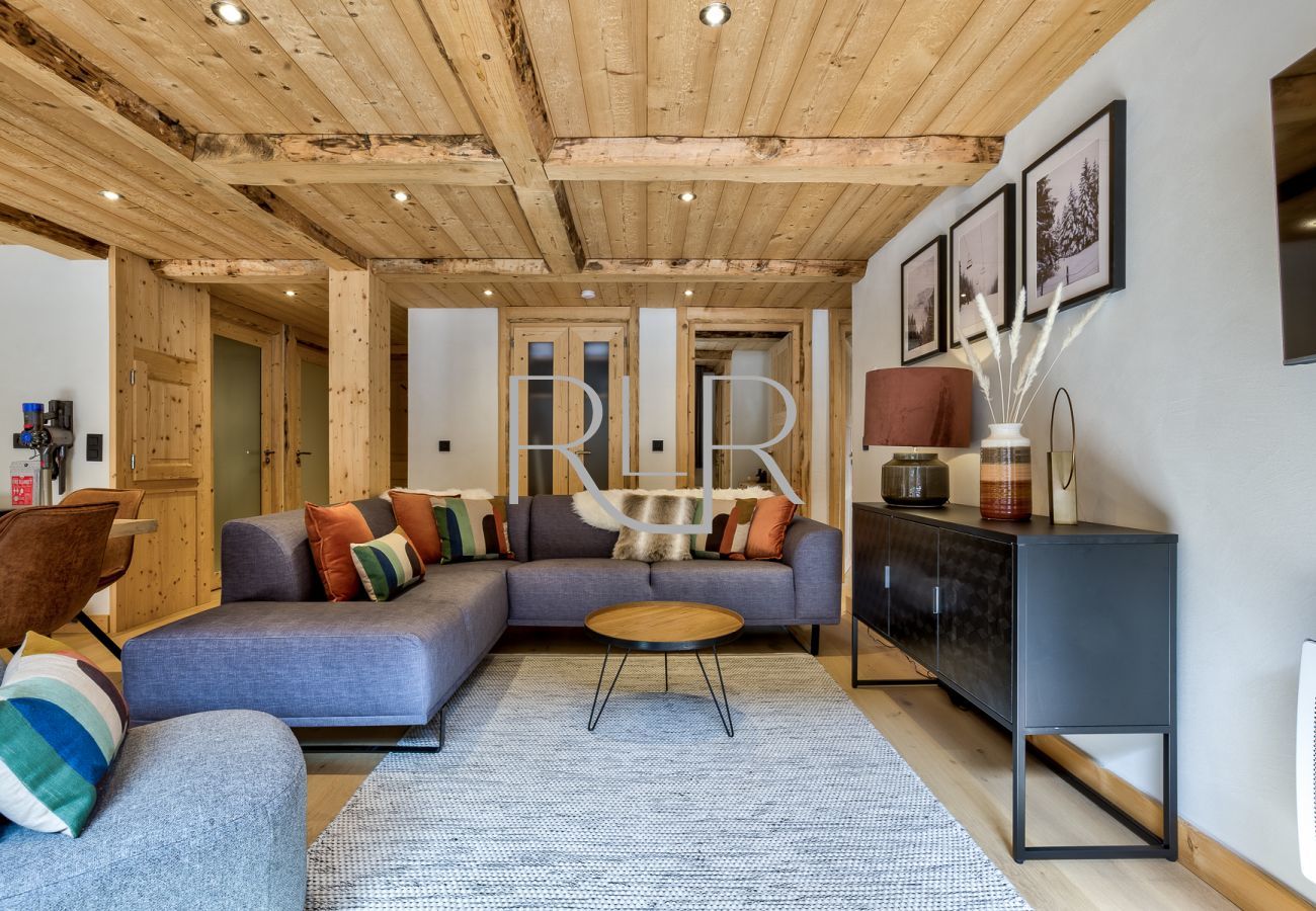Blaitiere 14 has comfy sofas around a coffee table