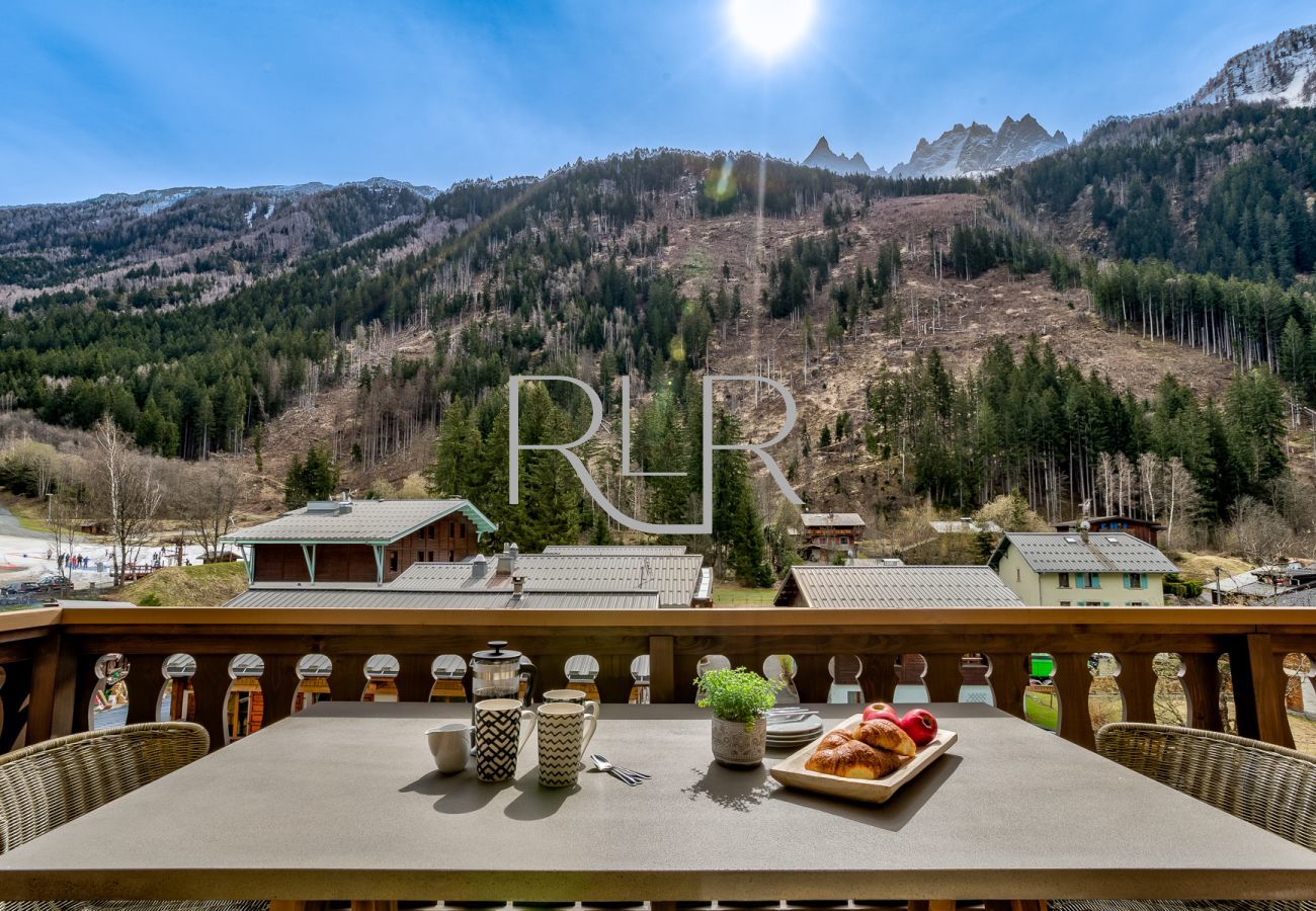 You can enjoy dining on the balcony of Blaitere 14 with views of the Mont Blanc chain   
