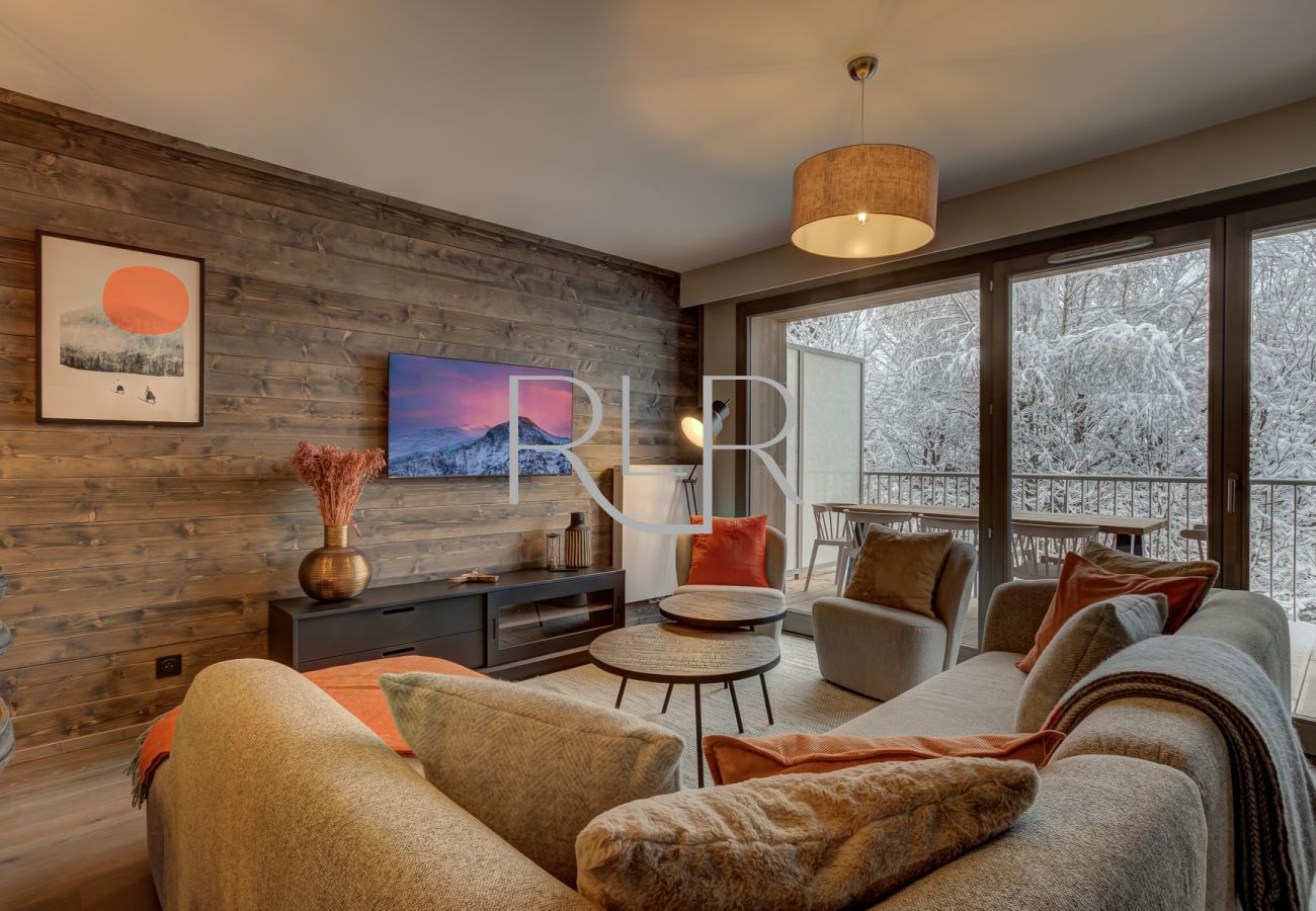 White Pearl A34 has a luxurious lounge area with a Smart TV 