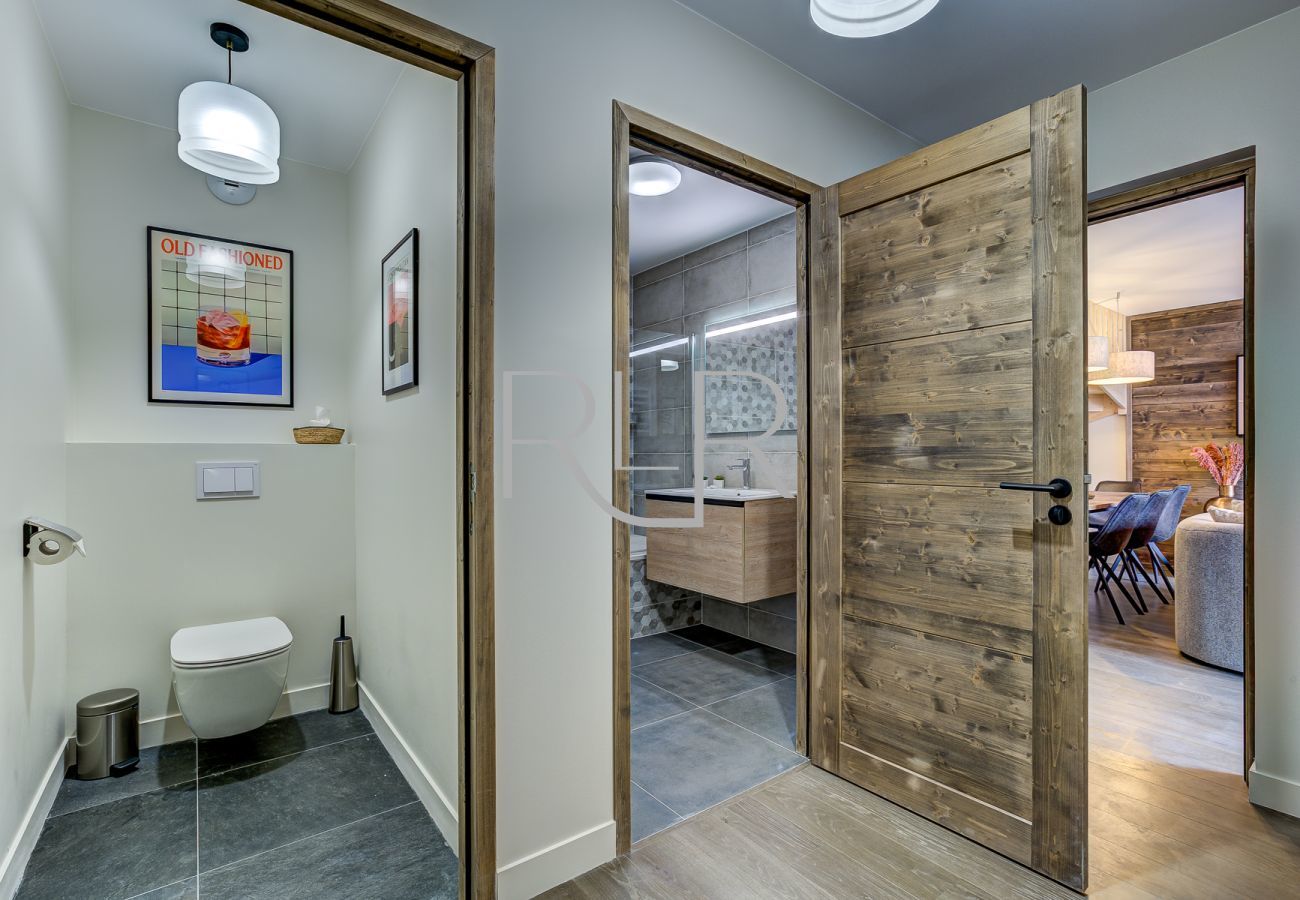 White Pearl A34 has a bathroom with a separate WC