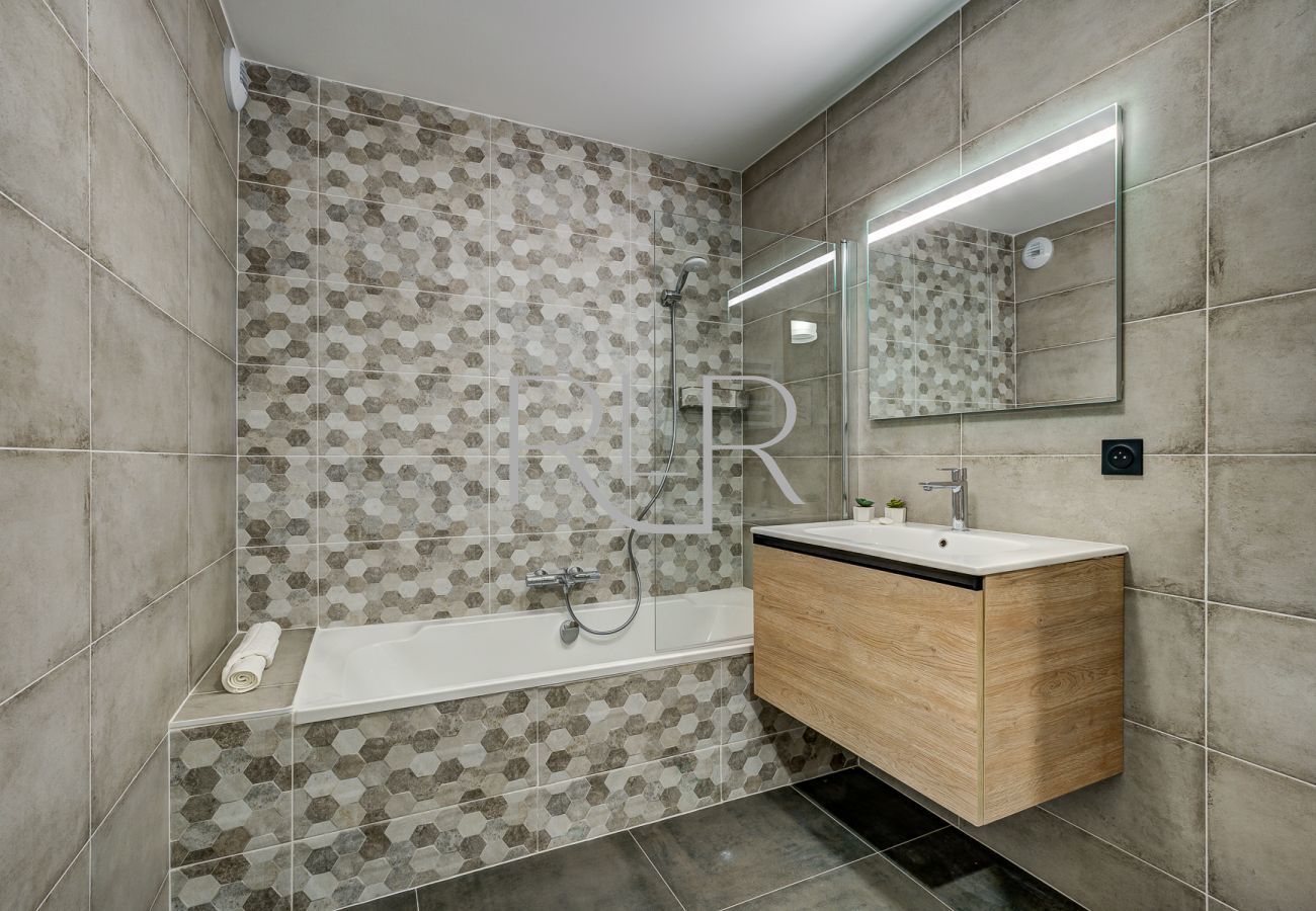 The bathroom of White Pearl A23 has a shower above the bath 