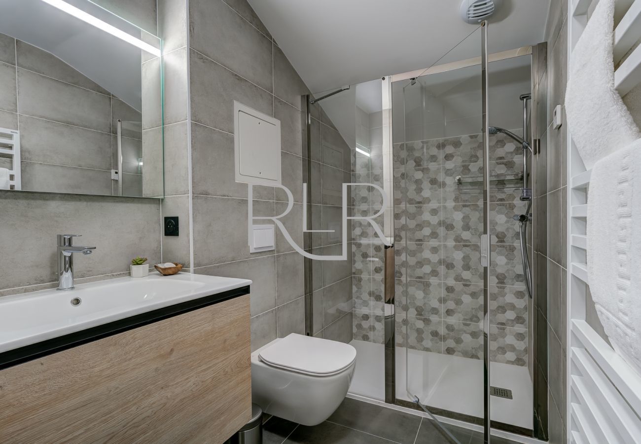 White Pearl A34 has a shower room on the upper floor