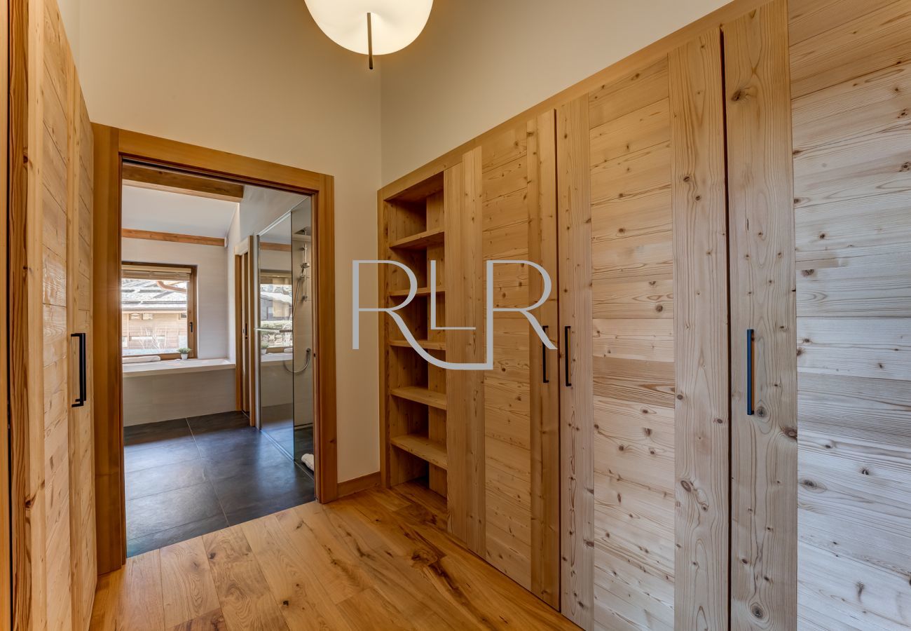 Bedroom 1 of Chalet les Trois Soeurs has a dressing area 