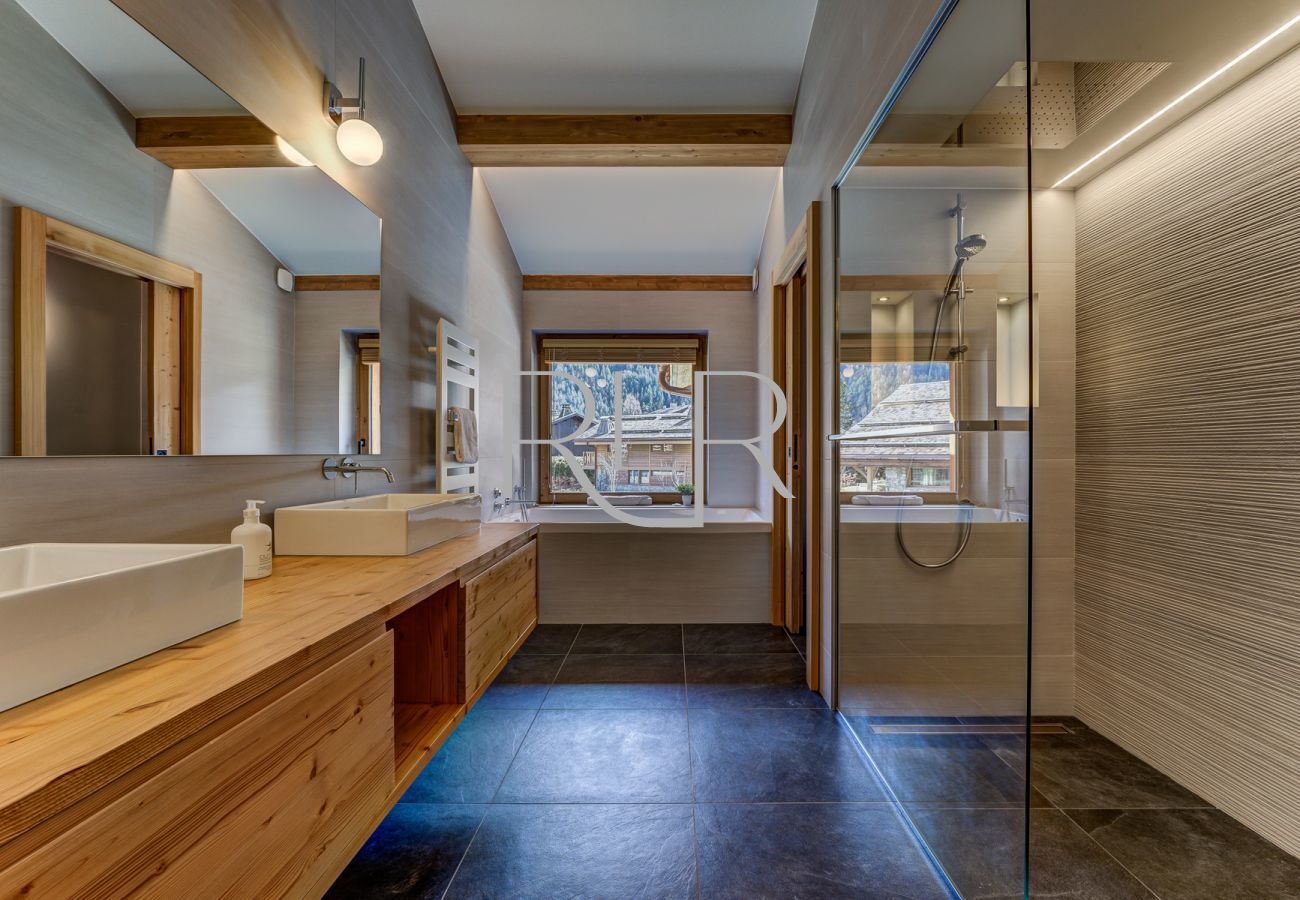The master suite of Chalet les Trois Soeurs has a bathroom with a separate WC