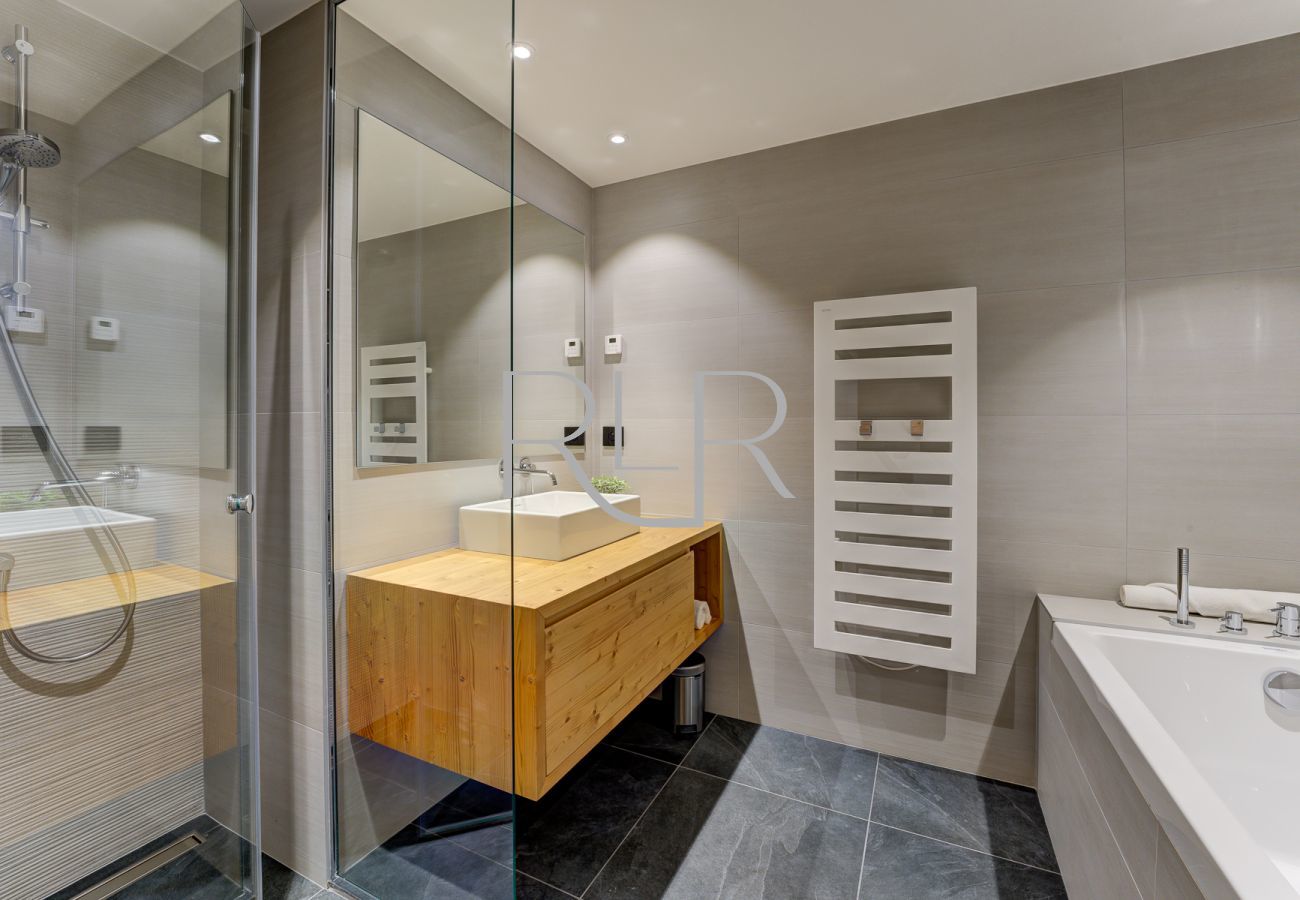 Chalet les Trois Soeurs has a bathroom for Bedroom 3 and Bedroom 4