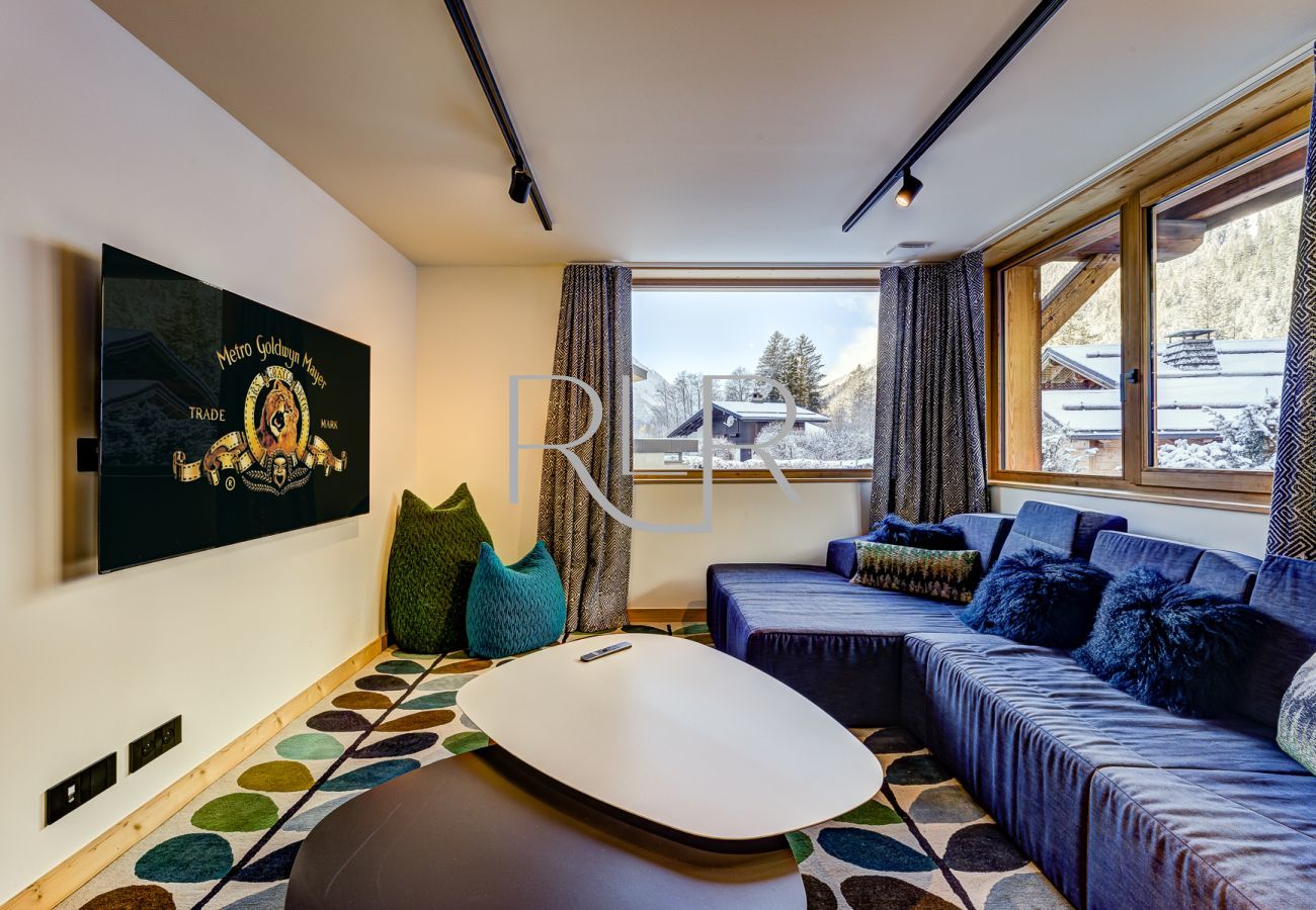 The TV room of Chalet les Trois Soeurs has a large screen Smart TV 