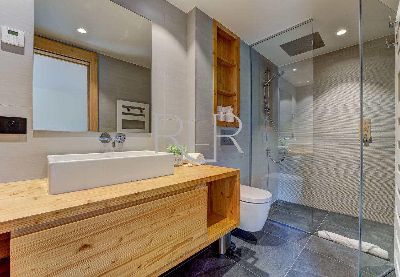 Bedroom 2 of Chalet les Trois Soeurs has an ensuite shower room