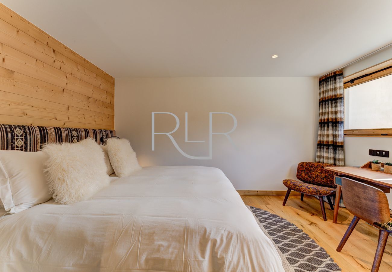 Bedroom 2 of Chalet les Trois Soeurs is a double room with ensuite